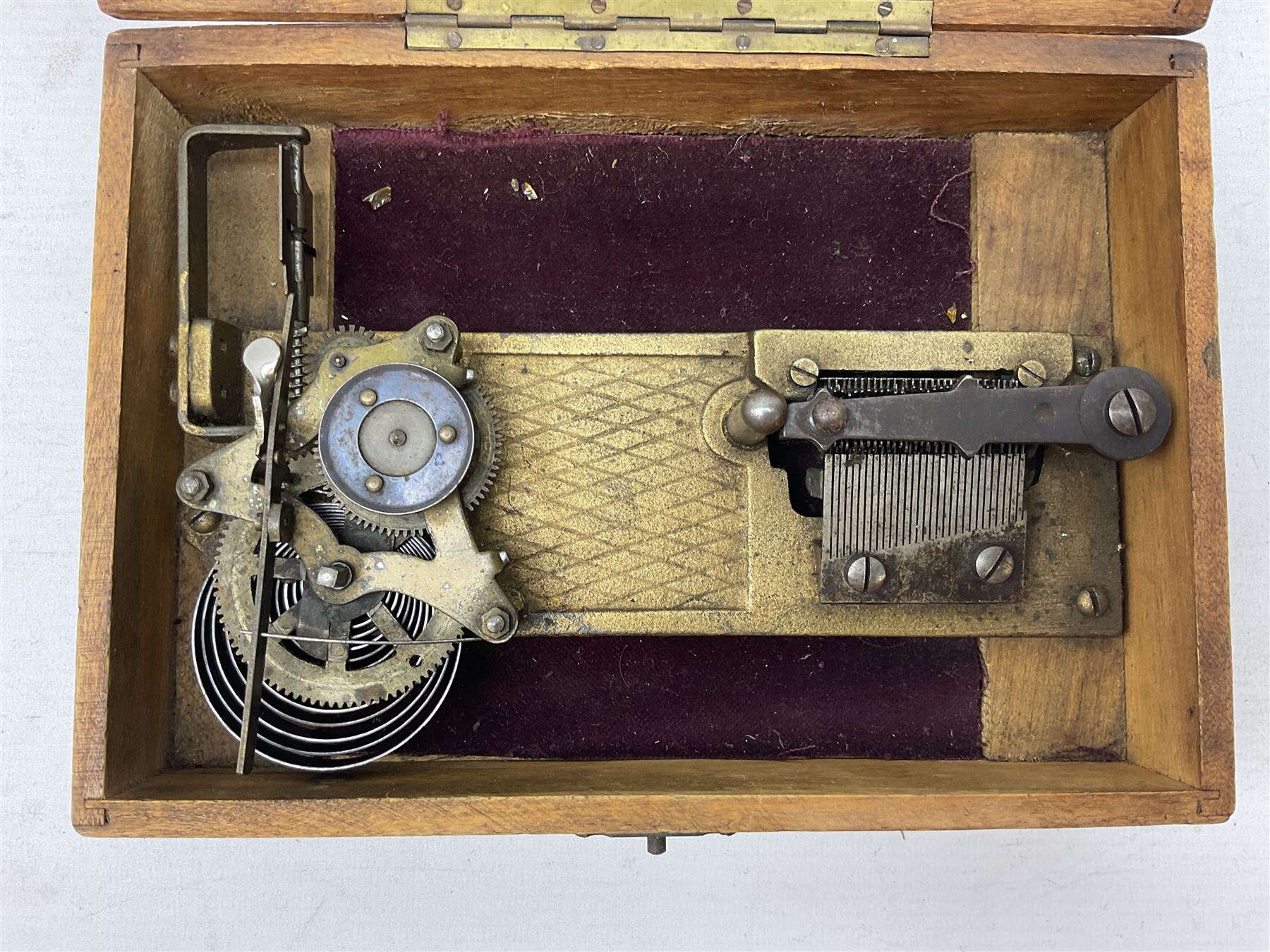Victorian rectangular disc music box, the hinged lid with printed decoration of a young girl lifting to reveal a brass plate with single comb movement, with six discs, housed in pine case
