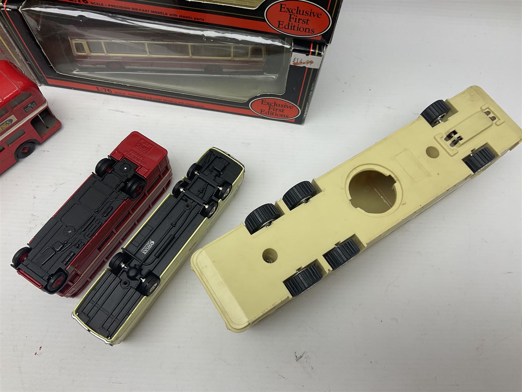 Thirty-one modern die-cast models of buses, coaches and wagons of various scales by EFE, Lledo, Oxford Die-Cast, Atlas etc, to include EFE 15702, 15704 and 15708 boxed; further models are unboxed 