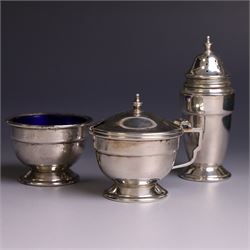 Mid 20th century silver three piece cruet set, comprising mustard pot and cover, pepper pot and open salt, hallmarked Charles S Green & Co Ltd, Birmingham 1947, with blue glass liners and two matched silver condiment spoons, contained within fitted case