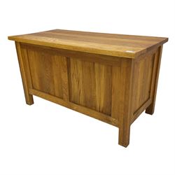 Light oak blanket box, all-around panelling, with hinged lid