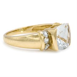14ct gold aquamarine ring, single briolette cut aquamarine, with three round cut aquamarines set either side, stamped