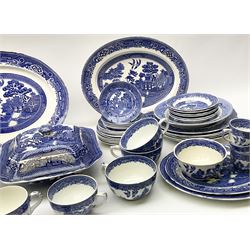Late 18th/early 19th century Chinese export dinner plate, together with
Royal Venton Ware in Willow pattern, part dinner service, including two covered tureens, jug, six dinner plates, two serving platters, three serving platters, six dinner plates, seven side plates and seven dessert plates etc