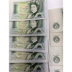 Banknotes including four Bank of England O'Brien one pound notes 'Y52J', 'T44J', 'T92J' and 'S23J', various ten shillings, two Somerset ten pounds 'CU20' and 'AW12', Page one pound notes, Bank of Scotland and other Scottish one pound notes etc