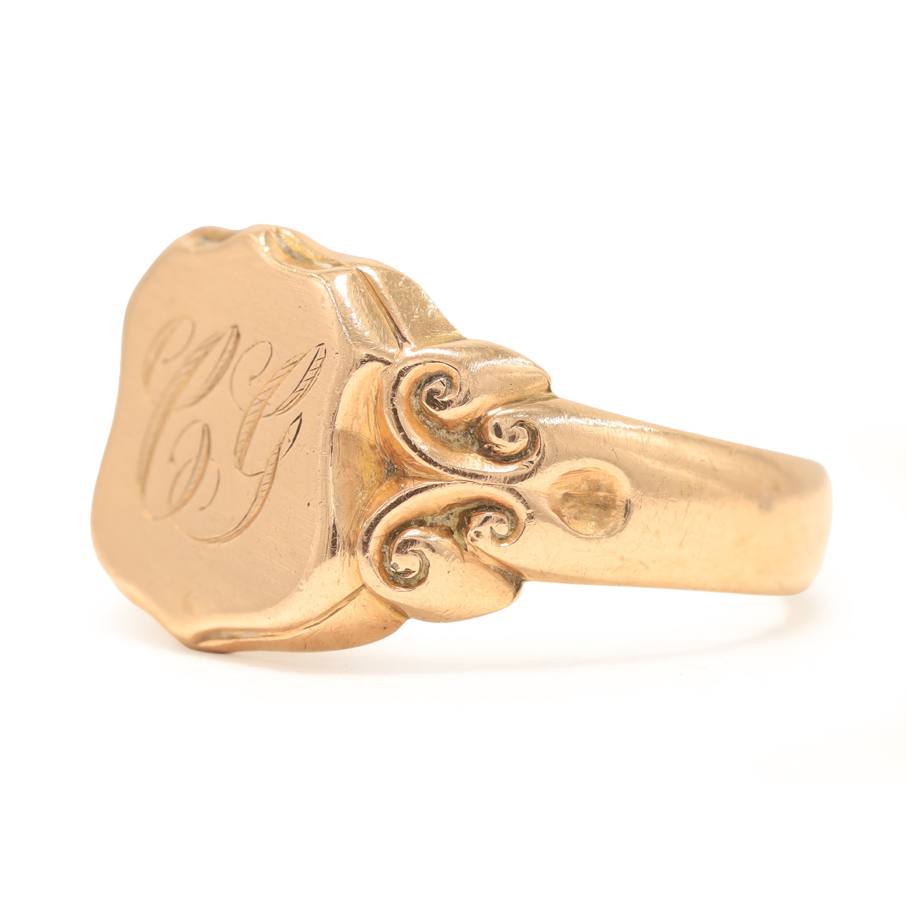Edwardian 9ct rose gold signet ring, the shield head engraved with initials C G, with scroll design shoulders, Chester  1909
