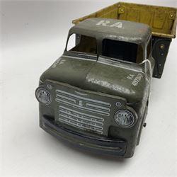 Louis Marx tin plate scale model of Royal Artillery Army transport lorry, circa 1940, H11cm, L32cm 