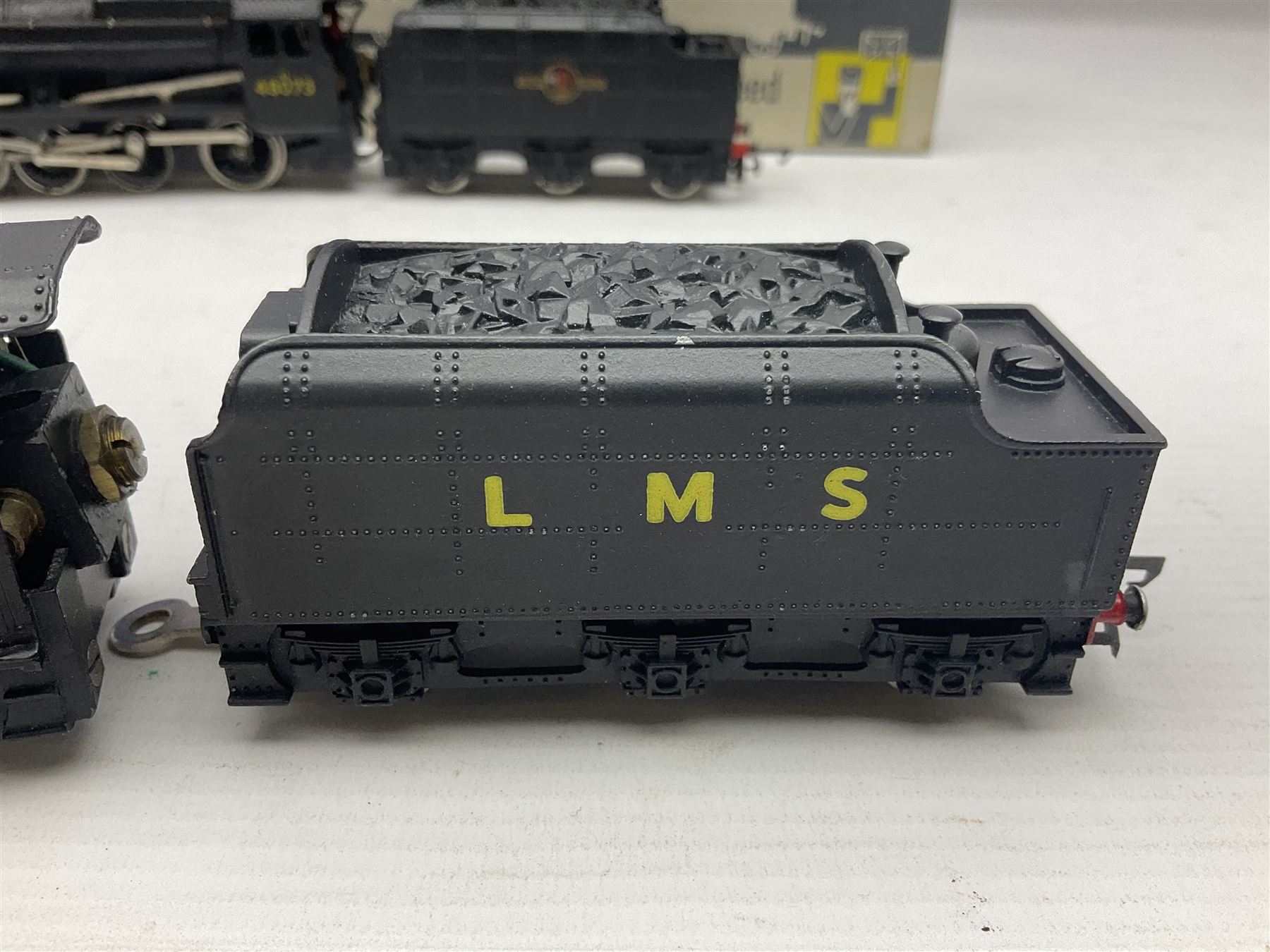 Wrenn '00' gauge - two Class 8F 2-8-0 locomotives - No.48073 in BR Plain Black; boxed; and No.8042 in LMS Plain Black; with unassociated plain blue box (2)