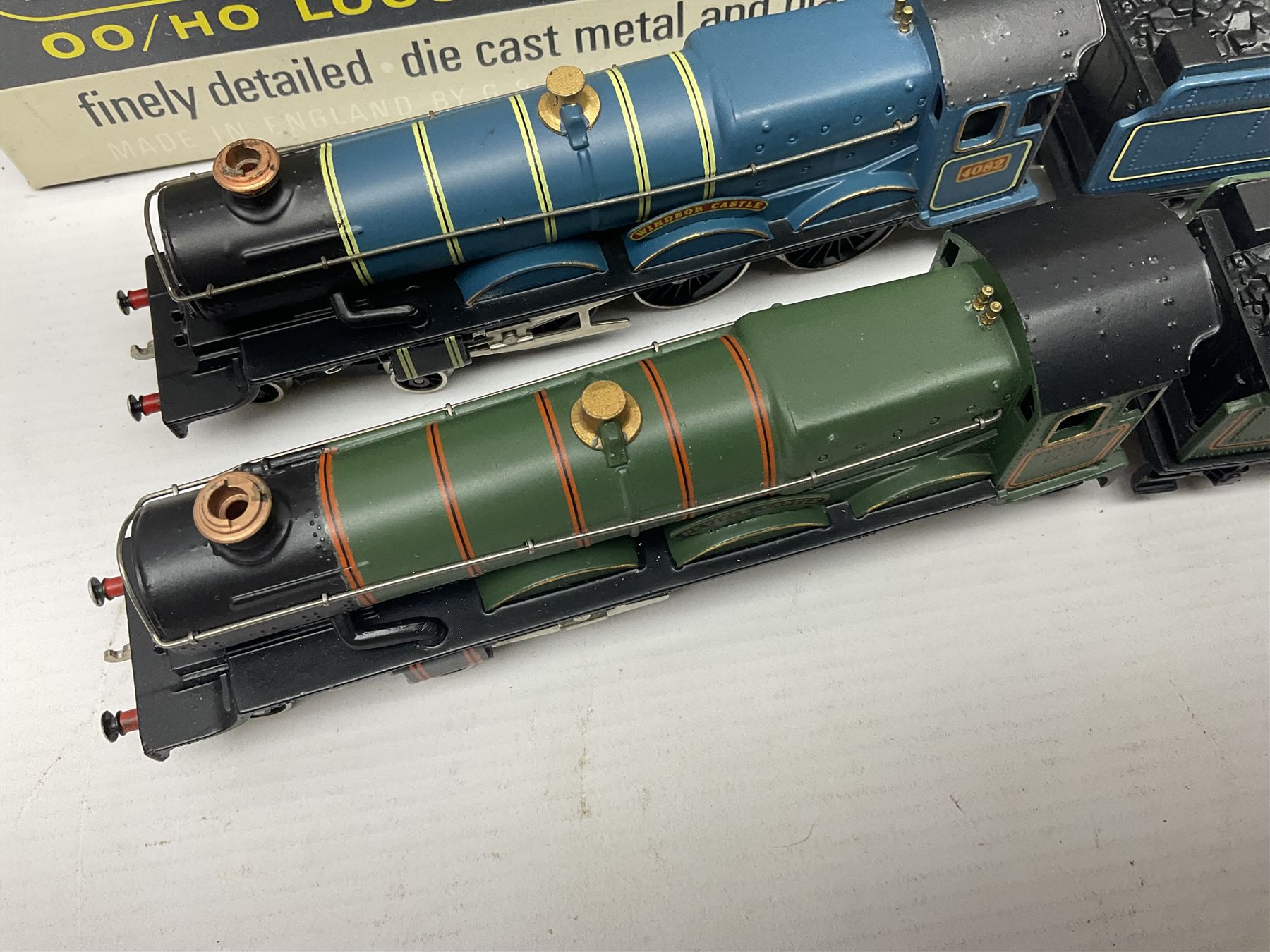 Wrenn '00' gauge - two Castle Class' 4-6-0 locomotives - 'Devizes Castle' No.7002 in GW Green; and 'Windsor Castle' No.4082 in BR Blue; both boxed with instructions (2)