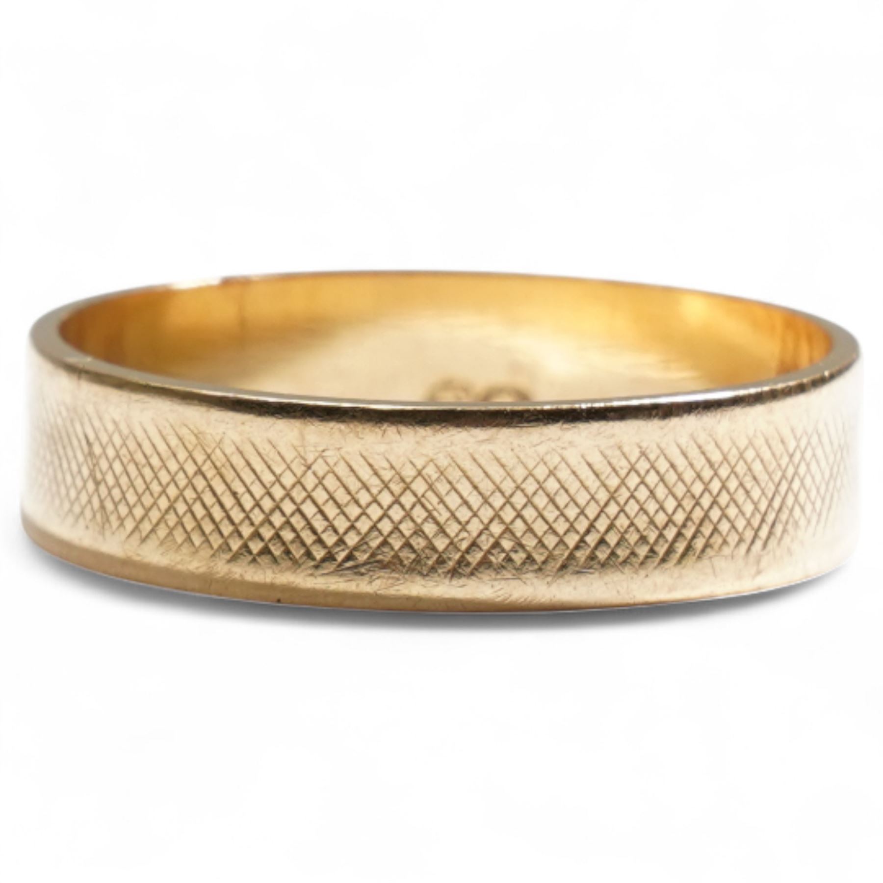 Gold wedding band, with engraved decoration