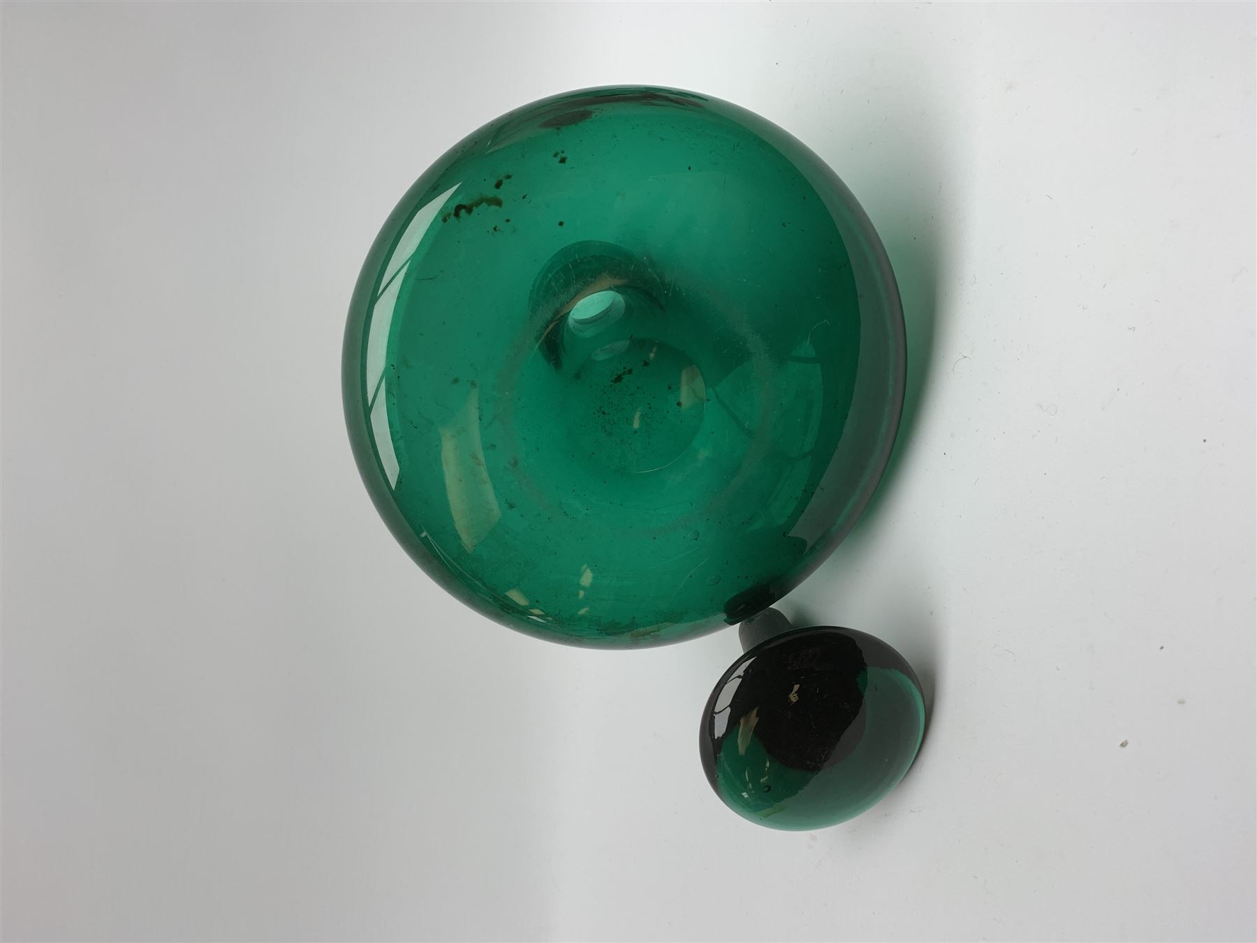 19th century green glass ships decanter with flat topped stopper, H21.5cm, together with a set of four 19th century green glass wine glasses, the funnel bowls upon bladed knopped stems and circular feet, H13cm