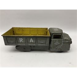 Louis Marx tin plate scale model of Royal Artillery Army transport lorry, circa 1940, H11cm, L32cm 