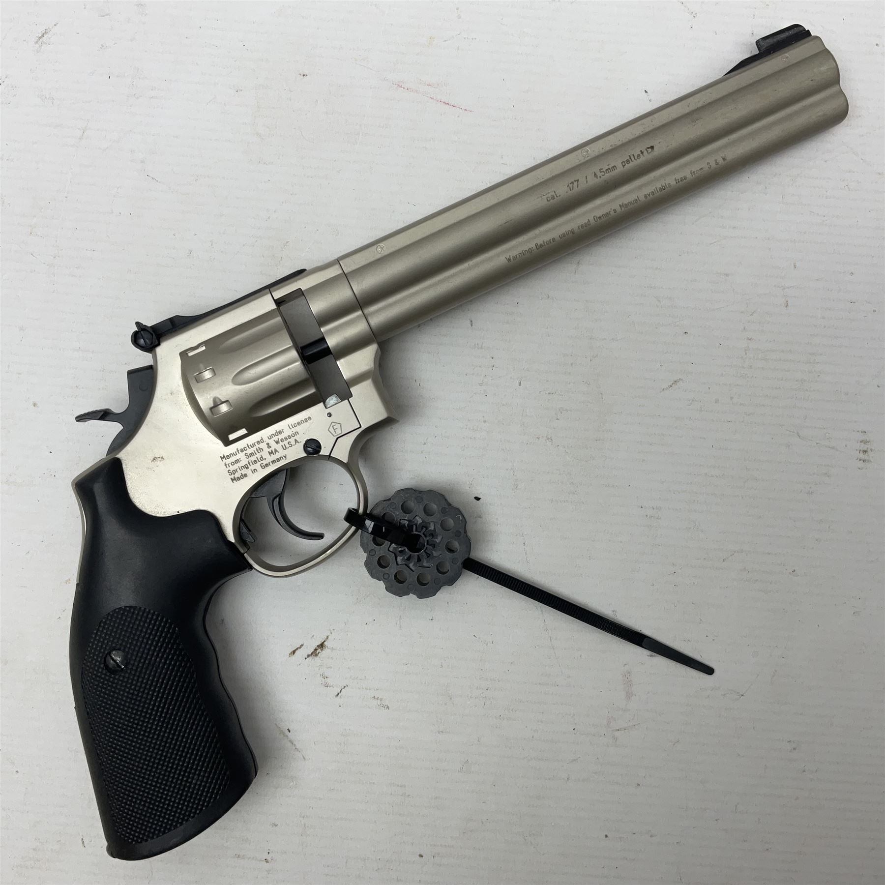 Smith and Wesson Model 686-8 .177 air pistol with satin finish, serial no.S0042397 with circular 10-shot magazine L37.5cm  NB: AGE RESTRICTIONS APPLY TO THE PURCHASE OF AIR WEAPONS.