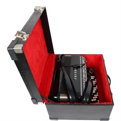 Borsini 5-row basso chromatic button accordion, with 77-black and white buttons, in black high gloss case, with carry strap and original hard carrycase