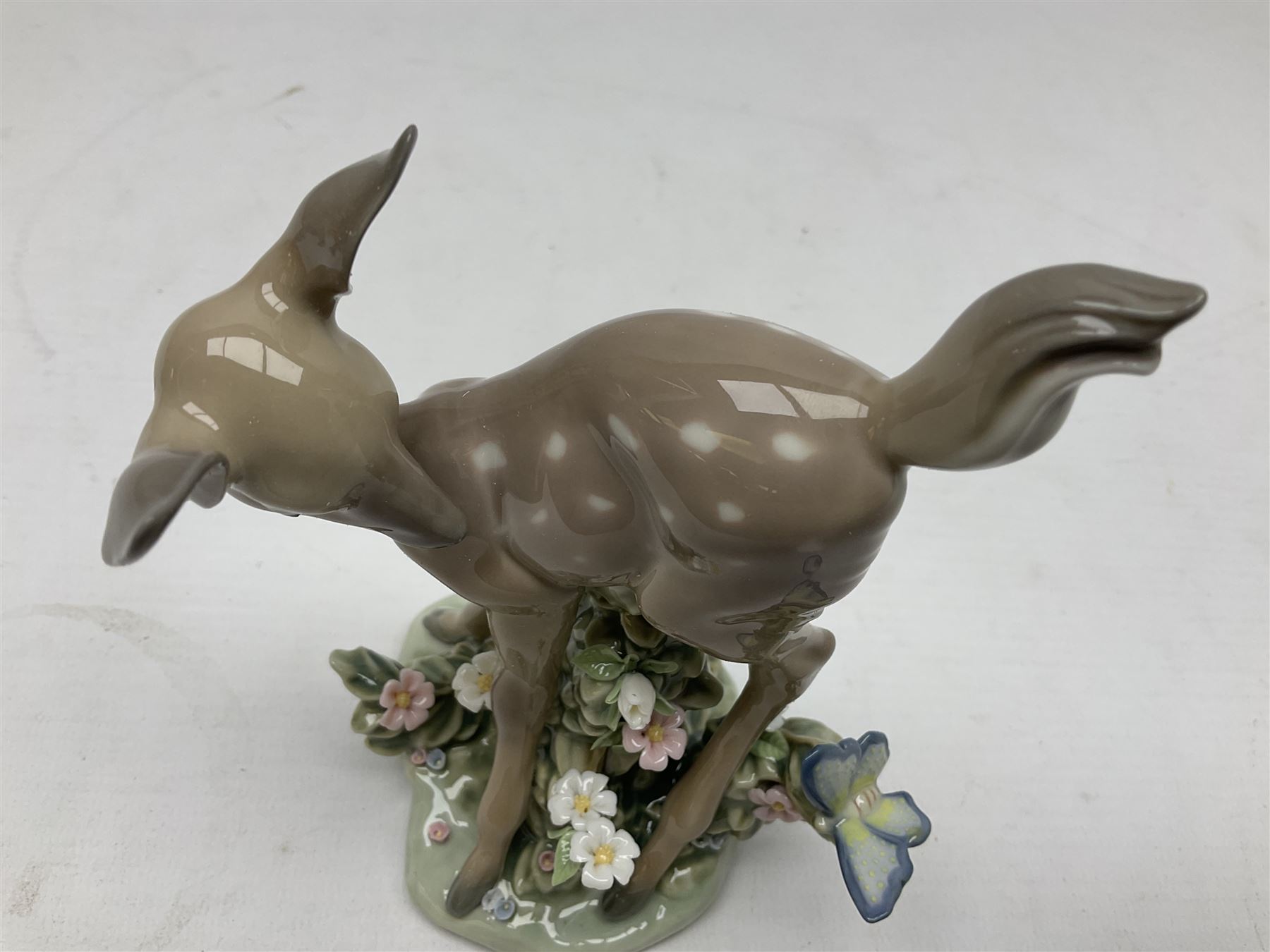 Two Lladro deer figures, comprising A Fawn and Friend no 5674 and Hi There no 5672, both with original boxes, largest example H14.5cm