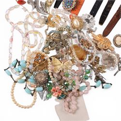 9ct gold cameo ring, silver rings and a silver brooch and a collection of costume jewellery