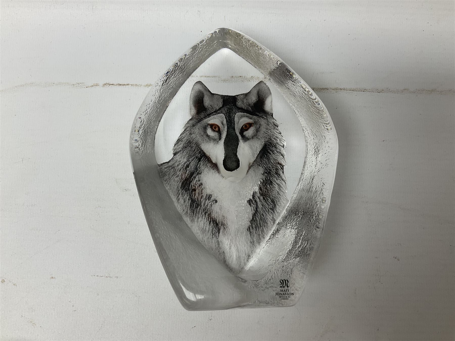 Quantity of glassware to include Mats Jonasson colour wolf paperweight, Murano dolphin and flamingo figures, Caithness Dignity and Tango paperweights, set of six Edinburgh Crystal glass tumblers, art glass dish etc