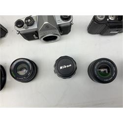 Collection of camera bodies and lenses, to include Contax 159mm, Pentacon FM, Miranda EE, Canon EXee, Praktica IV FB, 'Photax-Paragon 1:5 f=300mm no.312703' lens, 'Sirius MC Automatic 1:2.8 f=28mm, 52 No.934417 etc