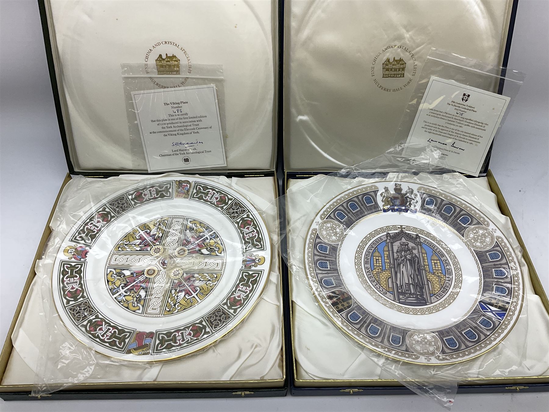 Fifteen collectors plates, to include Spode Golden Jubilee HM The
Queen, Spode Official Bi-Century Derby, set of four Spode British Steam-The Years of Glory, Mulberry Hall The Viking, Spode The St.Davids, etc, all in original boxes with certificates  