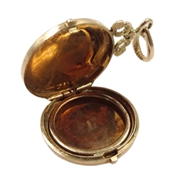 9ct gold hinged locket with engraved decoration, London 1975