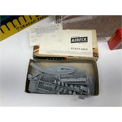 '00' gauge trackside accessories including Metcalfe kits for Platform, Goods Shed and Signal box, Superquick locomotive shed, Airfix kits for locomotive, wagons and buildings etc, Dapol Station Accessories and Turntable, six Parkside Dundas wagon kits, Hornby Footbridge etc; most boxed or packaged