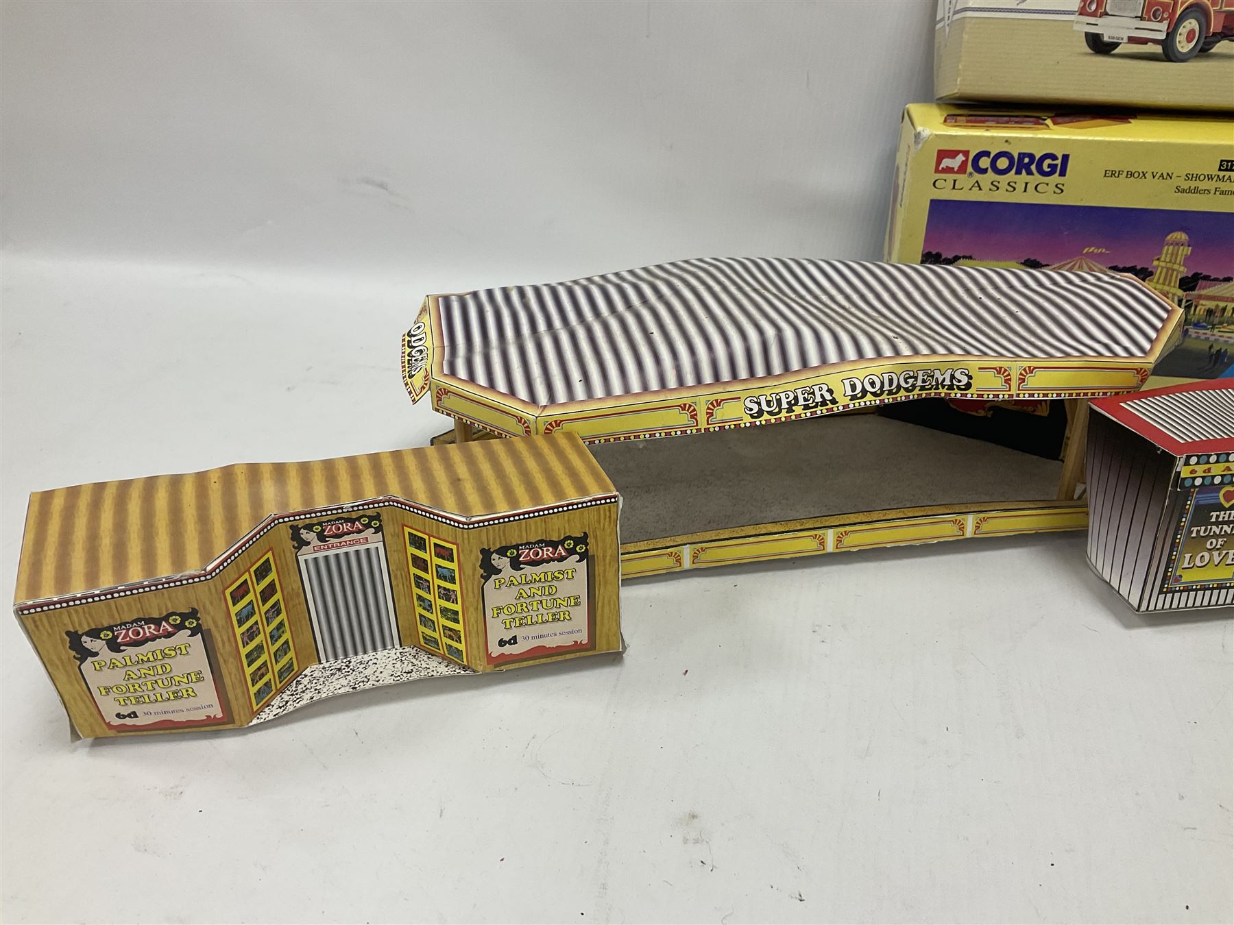 Corgi - various models both boxed and loose to include Dibnahs Choice 1 50 scale 80308, Classics 31702 and 97920, along with loose 1937 Rolls Royce 111 Sedance de Ville model, further mostly Showmans Range models and assembled fairground kits