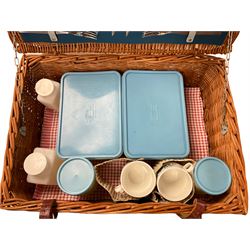 小物入れ BREXTON COLLECTION 1960s Brexton wicker picnic hamper for four with flatware | Wood