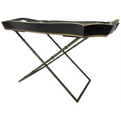 19th century design Chinoiserie style lacquered tray, painted with traditional scenes with figures and pagodas with gilt detail, on a folding simulated bamboo metal stand