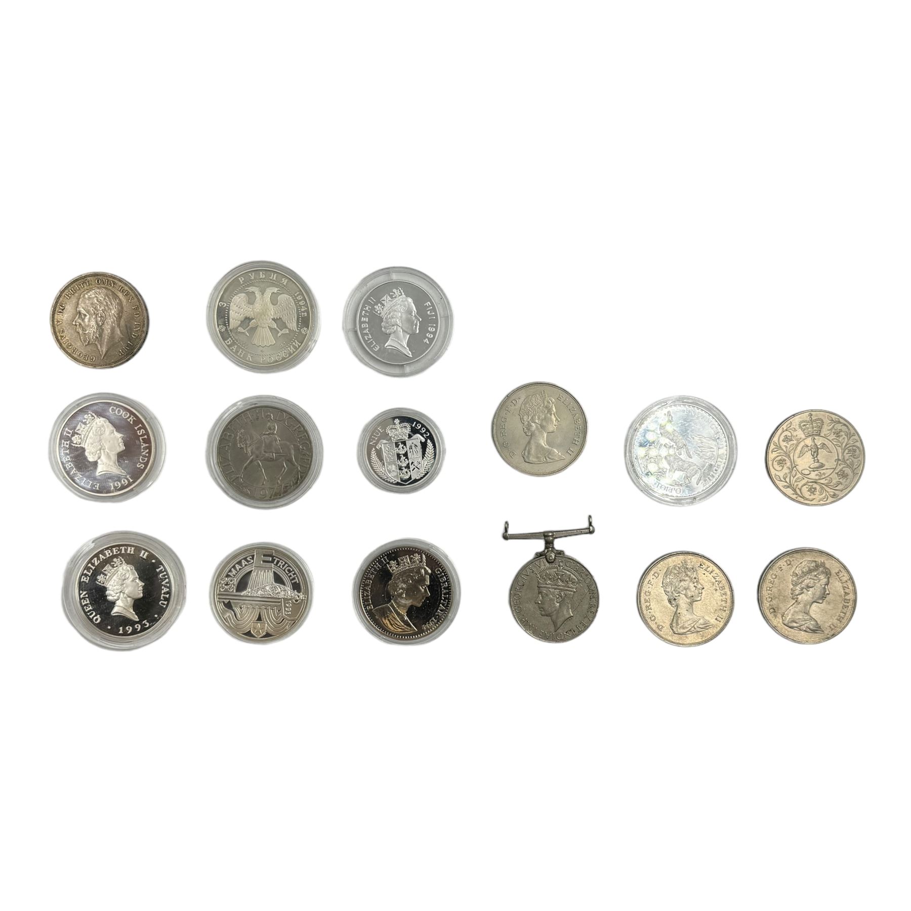 Great British and World coins, including King George V 1935 crown, small number of other pre 1947 silver coins, Queen Elizabeth II 1953 nine coin set in blister pack, commemorative crowns, Cook Islands 1991 'Endangered Wildlife' fifty dollars, Tuvalu 1993 'HMS Royalist' twenty dollars etc