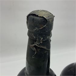 Warre's 1985, vintage port, 75cl unknown proof, and Cockburn 1960, vintage port (2)