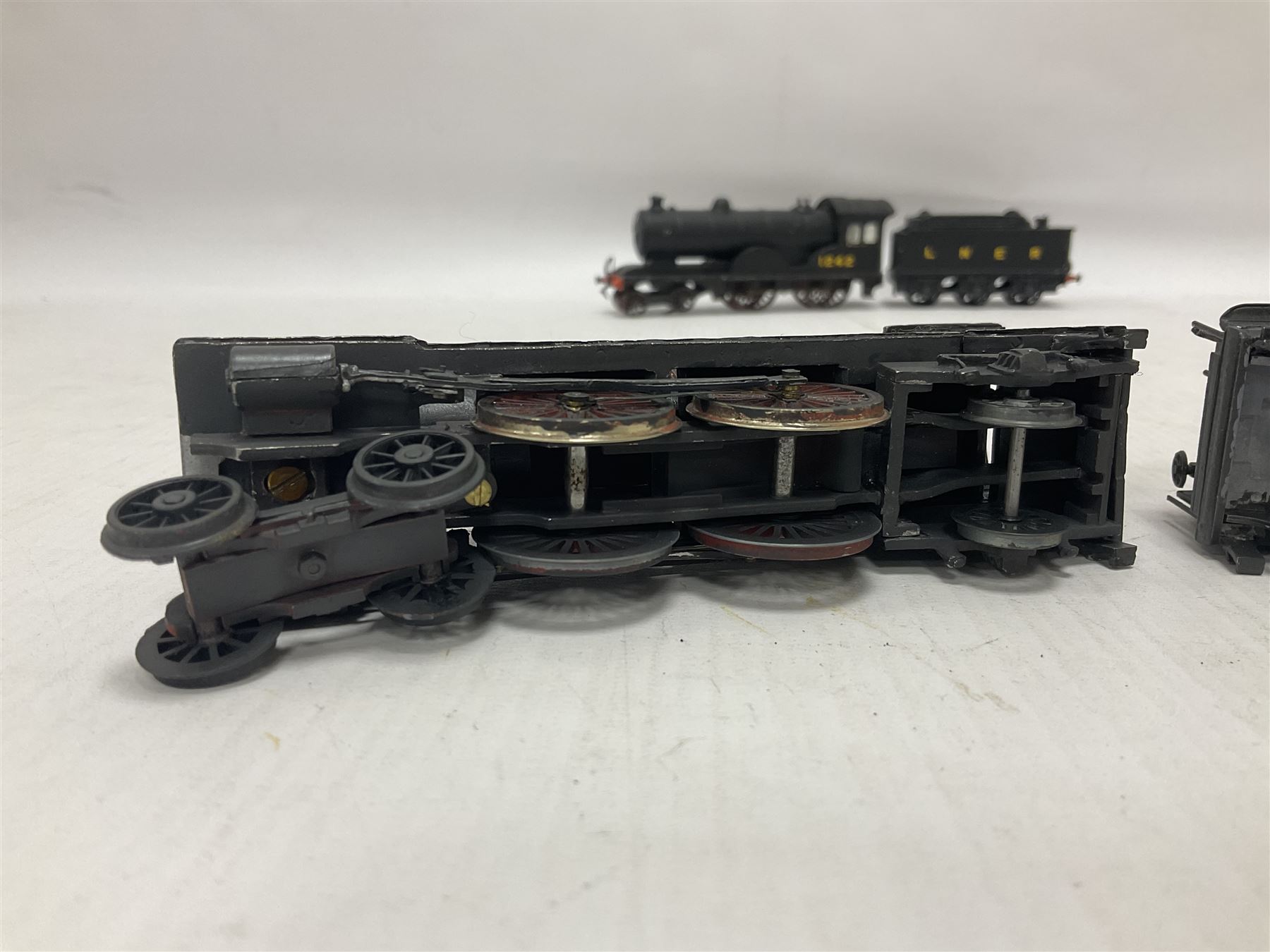 ‘00’ gauge - three kit built locomotive and tenders comprising Class D21 4-4-0 no.1242 finished in NER black with LNER tender; Class C4 4-4-2 no.5262 finished in LNER black; Coal Engines Class 0-6-0 no.2408 finished in black with Millholme Models LNER tender (3) 