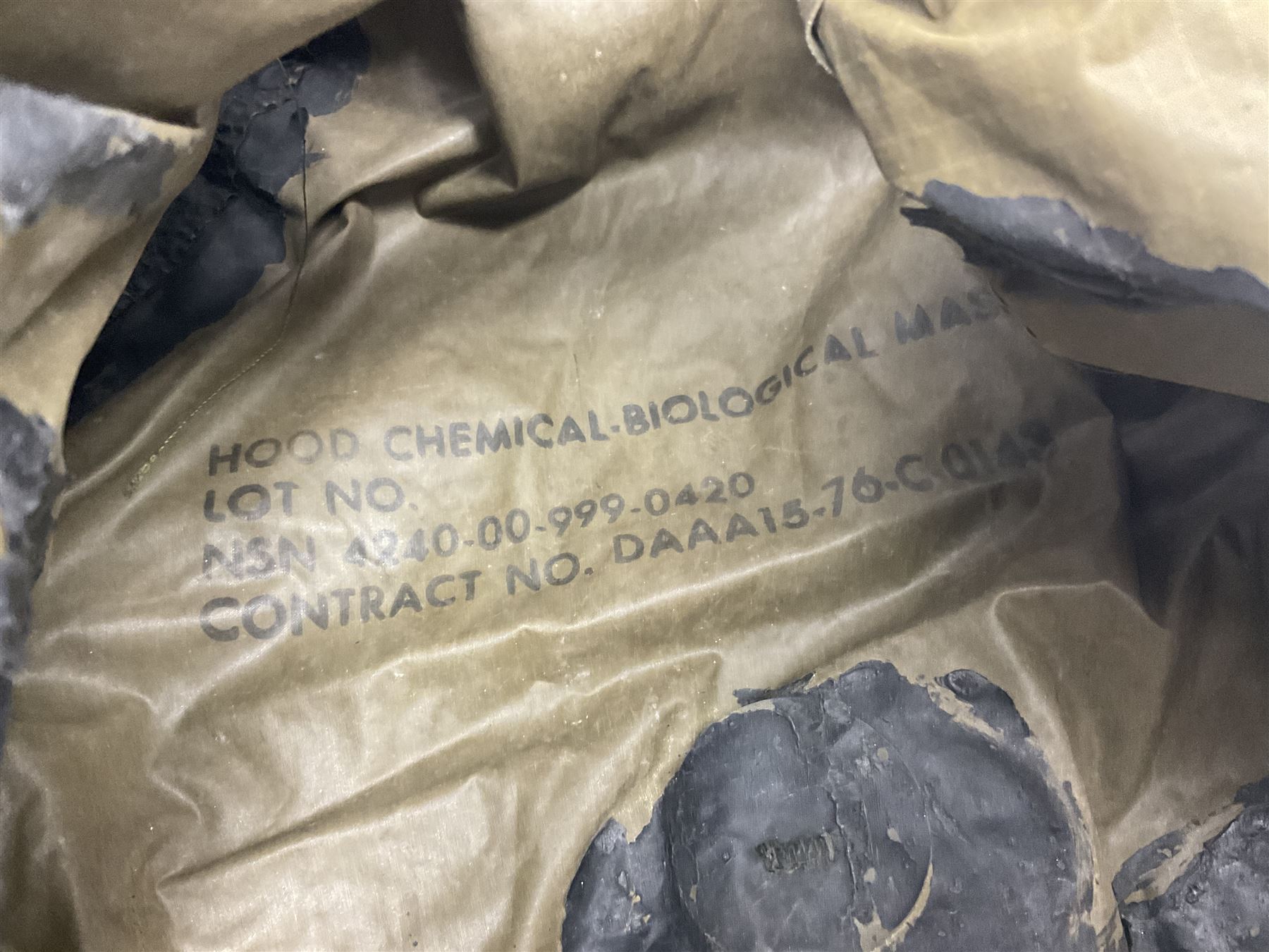 Falklands War - Argentine Special Forces beret with metal badge reputedly taken at Goose Green May 28th 1982 by Cpl. Hudson attached to 2 Para; together with an Argentine Gas Hood (2)