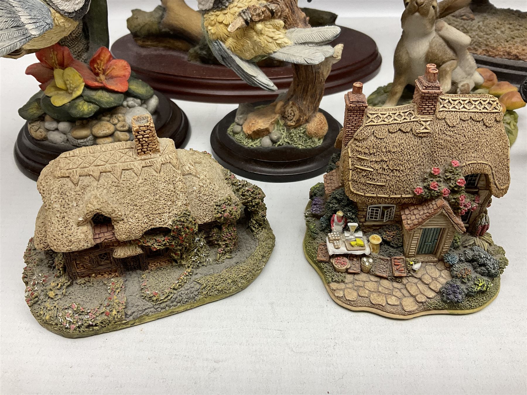 Country Artists figures, to include Bluetit, Elephant, Bluetit on tap etc, together with Lilliput Lanes and other similar items 