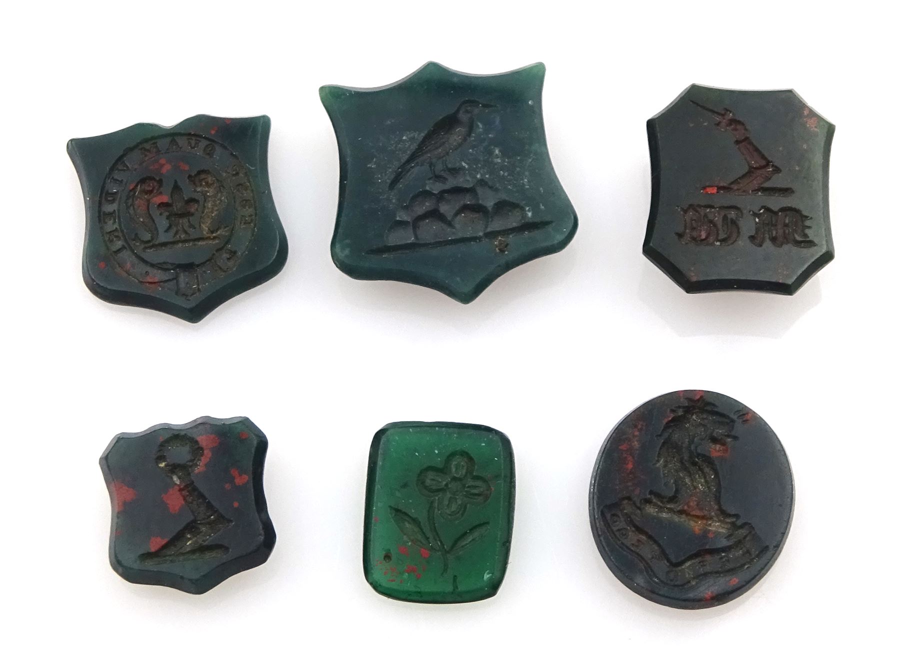Collection of Georgian, Victorian and later loose intaglios including bloodstone, carnelian, aventurine and glass examples, depicting flowers, crests, Masonic symbols, figures, animals, lion heads etc, one inscribed ‘tis gone with its thorns and it’s roses 1806’ 