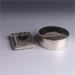 1920s silver lidded box, of circular form with engine turned decoration, hallmarked Stokes & Ireland Ltd, Chester 1920, together with a pair of Victorian silver sugar nips, hallmarked George Unite, Birmingham 1870, and a Victorian silver vesta case, box D5.5cm