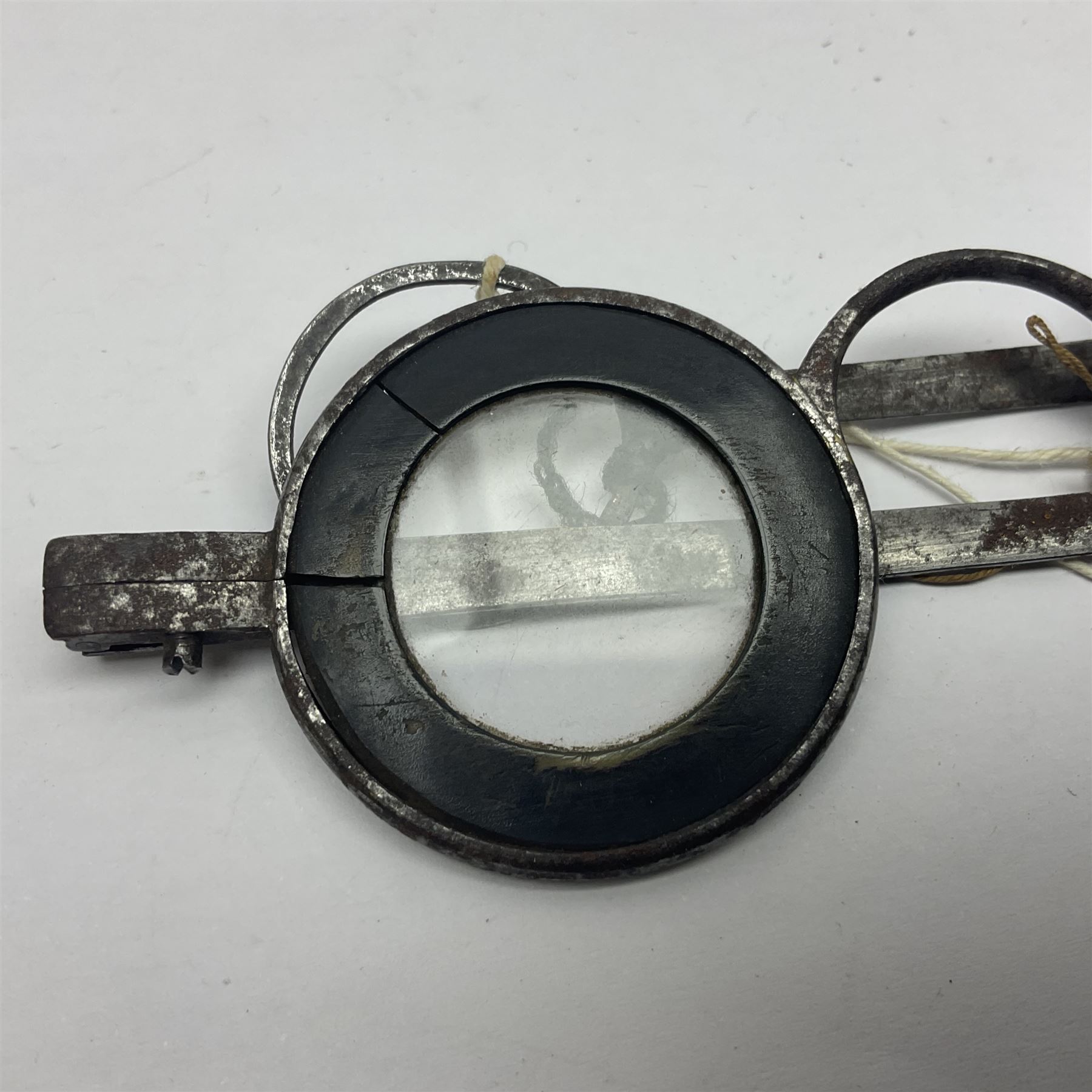 Pair of 18th century horn and steel rimmed spectacles, arm L10.5cm, rim D3.5cm