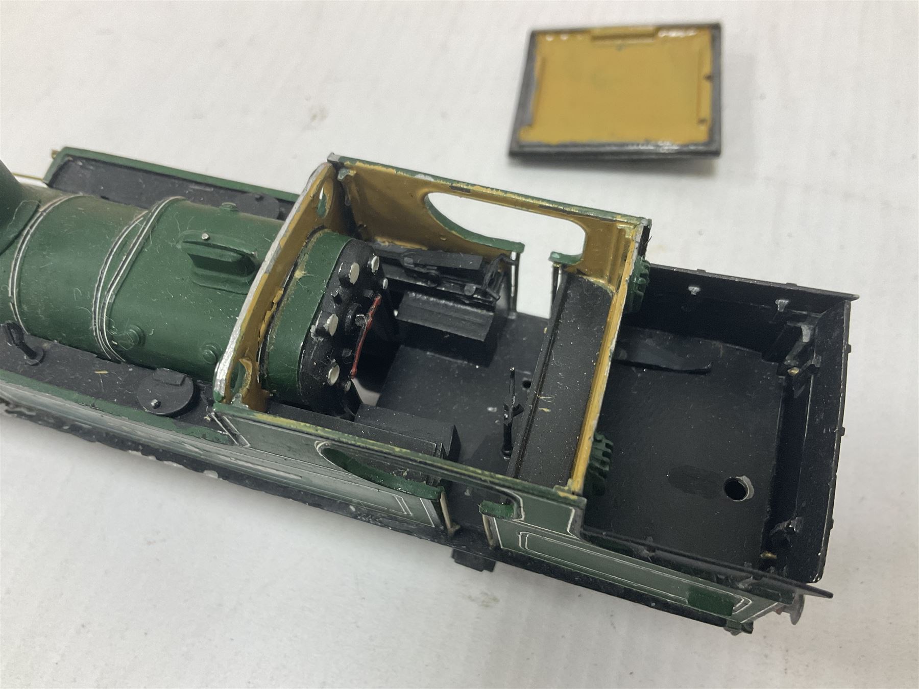 ‘00’ gauge - two kit built steam locomotives comprising NC 118 Nu-Cast LNER C13 (ex Great Central) 4-4-2 Tank locomotive no.67404 in BR black with original box; together with similar Great Central 4-4-2 Tank locomotive in green (2) 