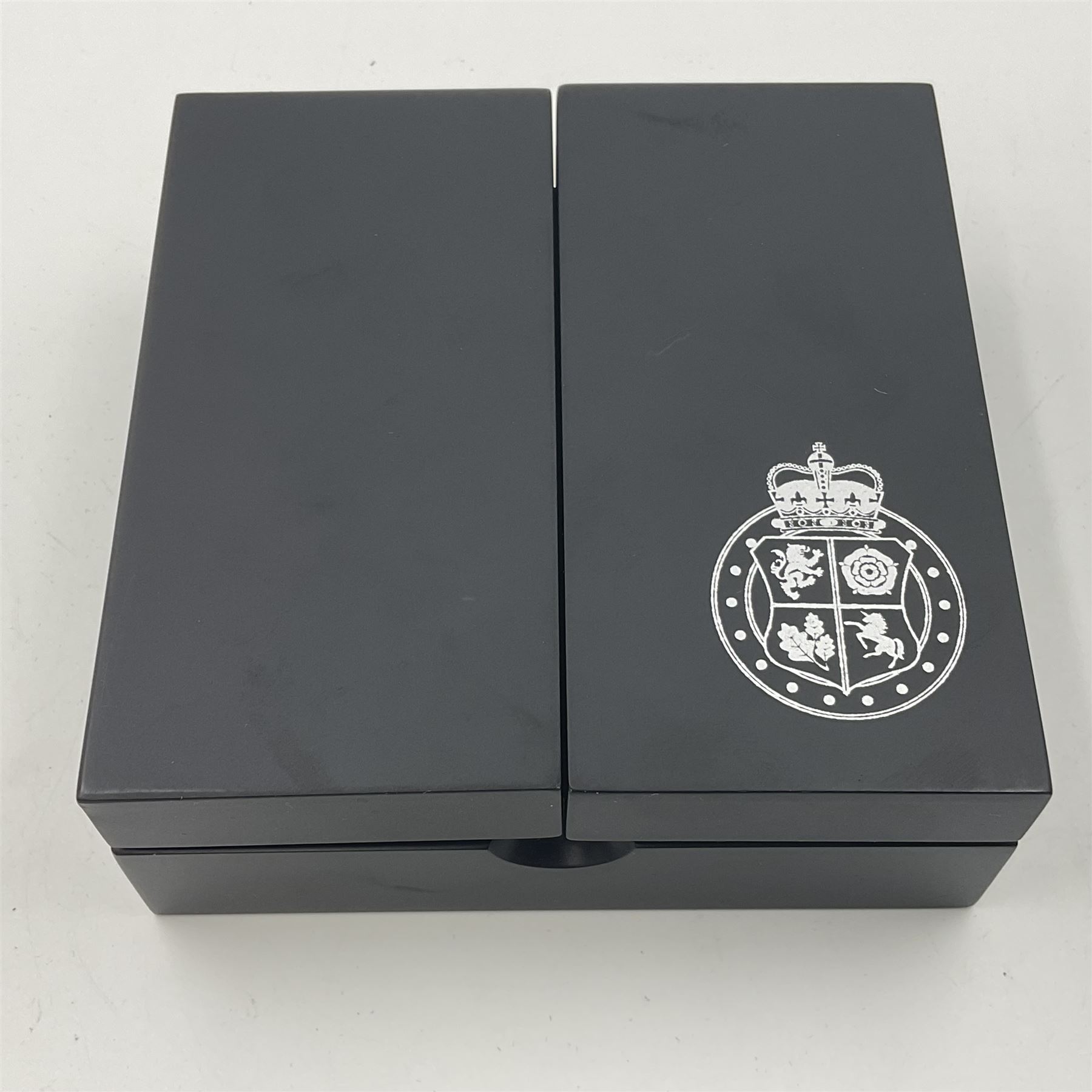 Queen Elizabeth II Isle of Man 2022 'Christmas' gold proof sovereign, cased with certificate 