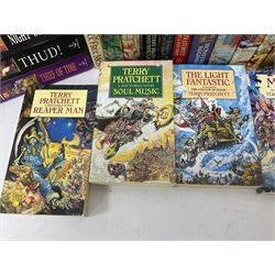 Collection of books by Terry Pratchett, of mostly Discworld interest, to include hardback edition of Going Postal, and further books such as Men at Arms, Sourcery, Small Gods etc 