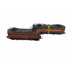 Various continental makers 'H0/00' gauge - Lima twin-pantograph locomotive No.1035; West German twin-pantograph locomotive No.884; two early Marklin tin-plate coaches; four Marklin Swedish coaches and brake goods wagon etc