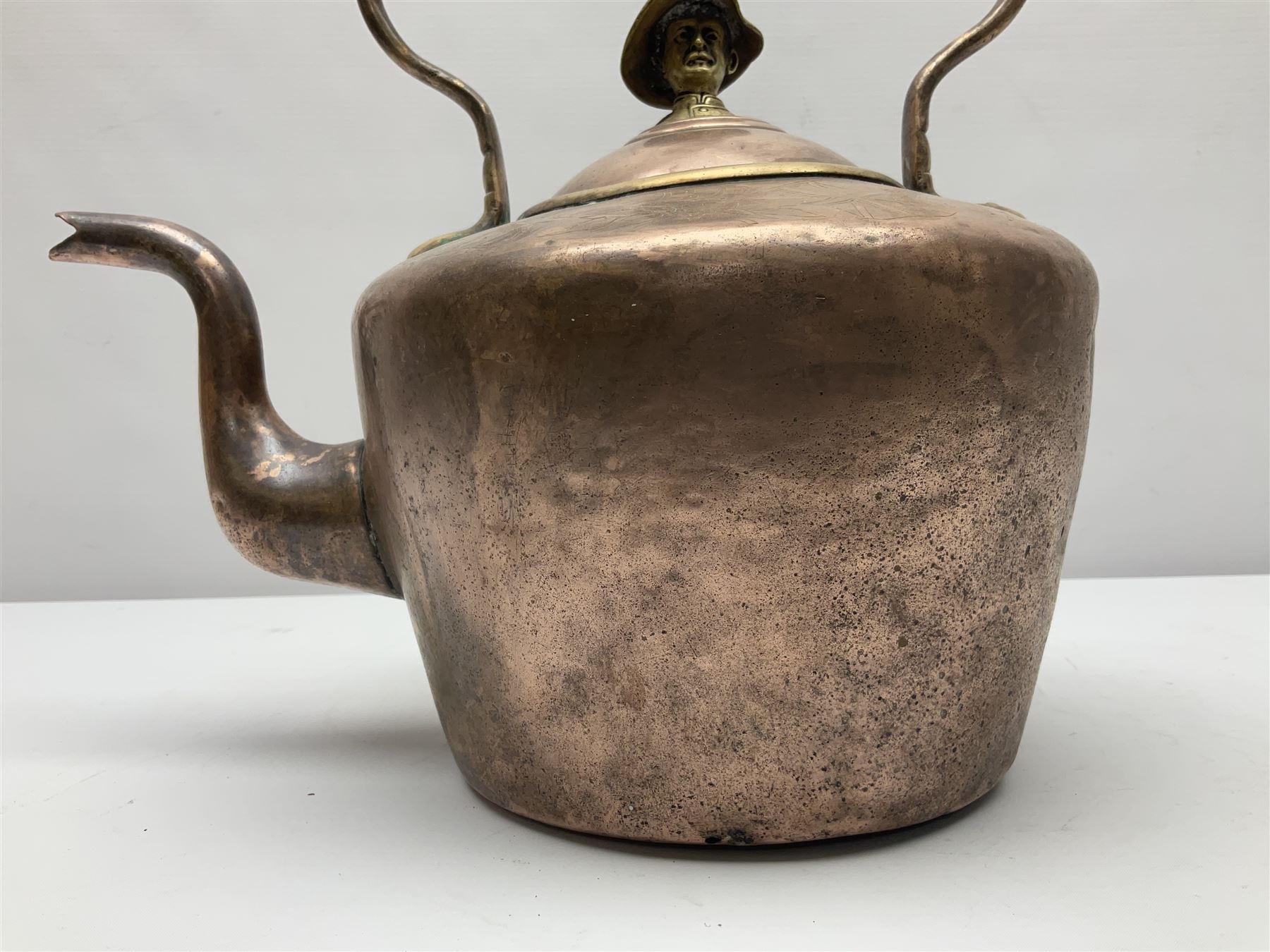 Engraved copper kettle, with Baden Powell Mafeking decoration with union jack flags, with finial modeled as Baden Powell, H31cm