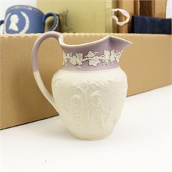 Wedgwood Royal Silver Jubilee commemorative loving cup, limited editon no. 445/500, boxed, Wedgwood 'The York Plate' boxed and other Jasperware in one box