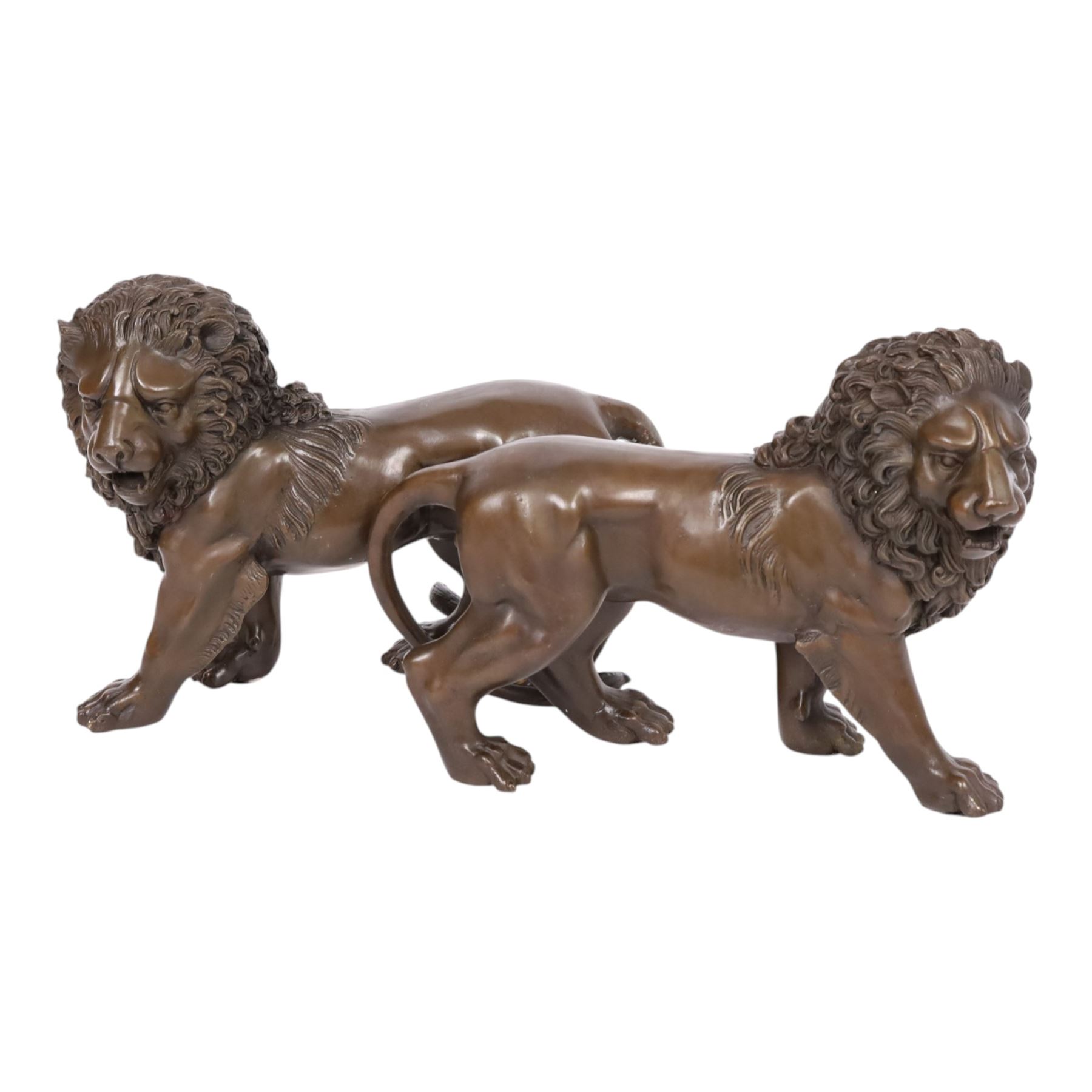 Pair of opposing bronze lions, H22.5cm L27cm