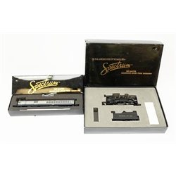 Bachmann Spectrum Master Railroader Series HO scale - two Baltimore & Ohio locomotives comprising 81404 EMC Gas Electric (Doodlebugs) No.6005 and 2-8-0 tender locomotive No.2784, both boxed with paperwork (2)