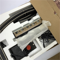 Hornby '00' gauge - Flying Scotsman electric train set with Class A3 4-6-2 locomotive 'Flying Scotsman' No.4472, tender and four teak style passenger coaches, boxed