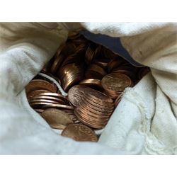 Mostly Great British coinage, including King George V 1915 silver halfcrown coin, various pre 1947 silver threepence pieces, pre-decimal coinage with a very large quantity of mostly 1967 Queen Elizabeth II pennies and half penny coins, commemorative crowns  and various tokens etc