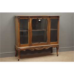  Edwardian mahogany display cabinet, single glazed doors, shaped apron carved with shell, cabriole supports, W107cm, H102cm, D35cm  
