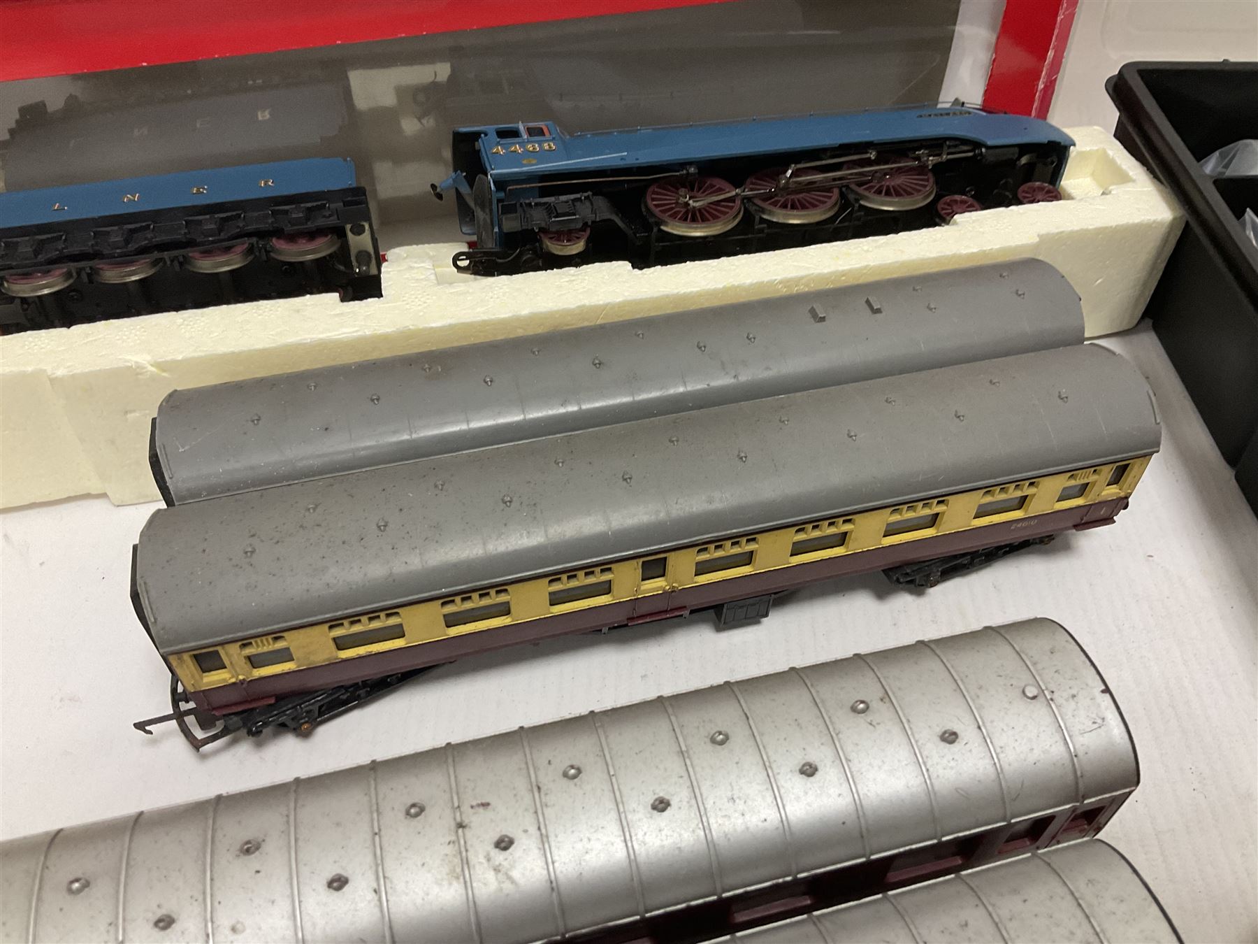 Various makers ‘00’ gauge - Hornby DCC ready LNER 4-6-2 ‘The Mallard’ no.4468 in blue with original box; Lima British Railway Class 33 Bo-Bo diesel locomotive no.33025; quantity of coaches, wagons and track to include Hornby, Lima, Tri-Ang etc (26) 