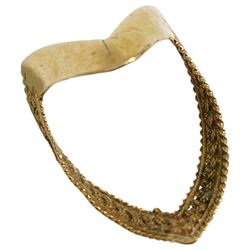 17ct gold filigree wishbone ring