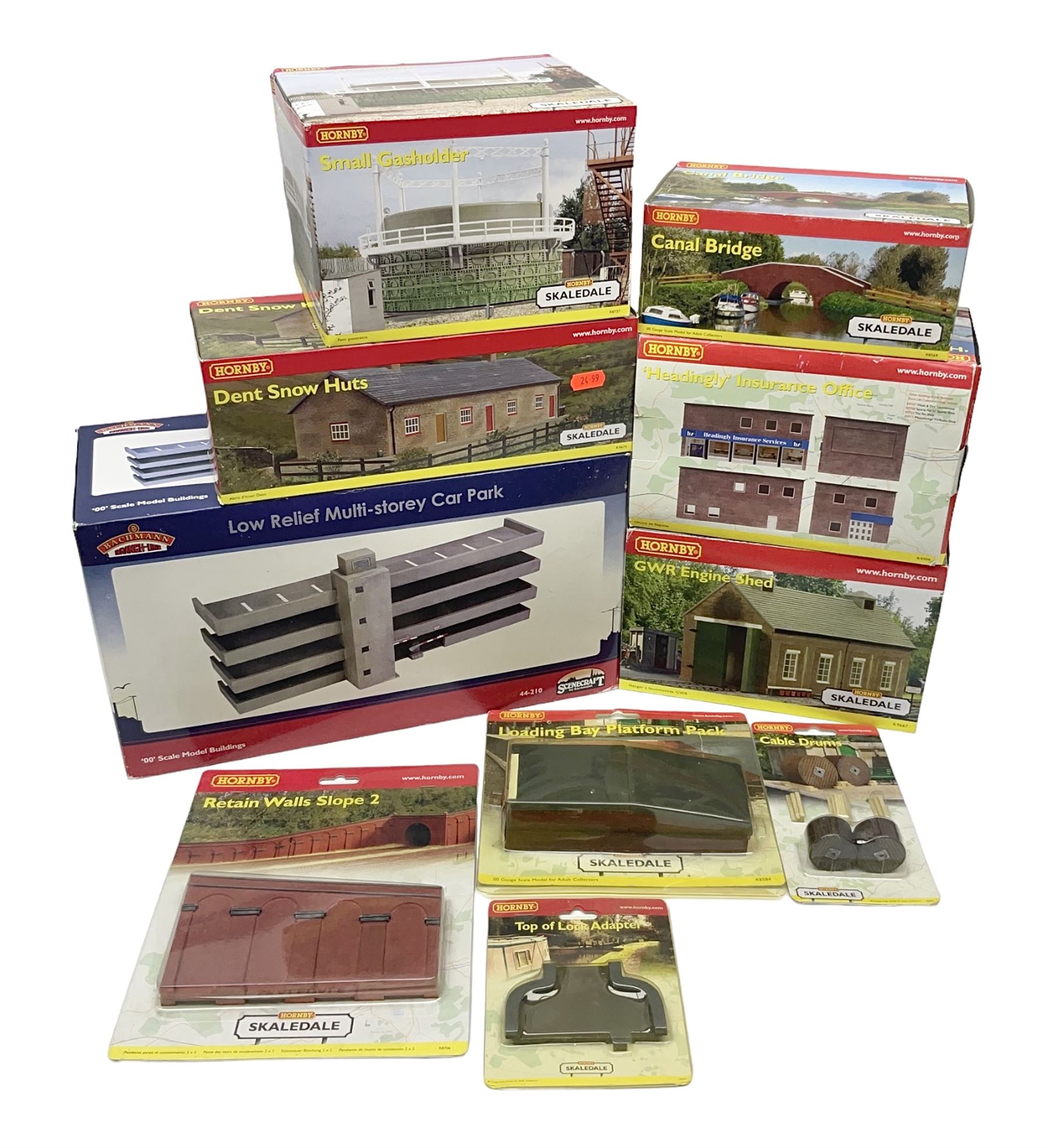 Hornby '00' gauge Skaledale/Bachmann Scenecraft - ten trackside buildings/accessories including 44-210 Low Relief Multi-Storey Car Park, R8737 Small Gasholder, R9667 GWR Engine Shed, R9674 Dent Snow Huts, R9709 'Headingly' Insurance Office, R8569 Canal bridge, R8584 Loading Bay Platform Pack, R8706 Retain Walls Slope 2 etc; all boxed (10)