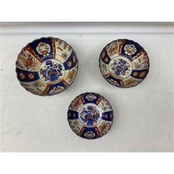 Set of three graduating Japanese Imari bowls, largest example D21cm