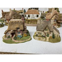 Nineteen Lilliput Lane models, including Dove Tails, Birdlip Bottom, Smallest Inn, Gossip Gate and Beehive Cottage, all with deeds and original boxes (19)